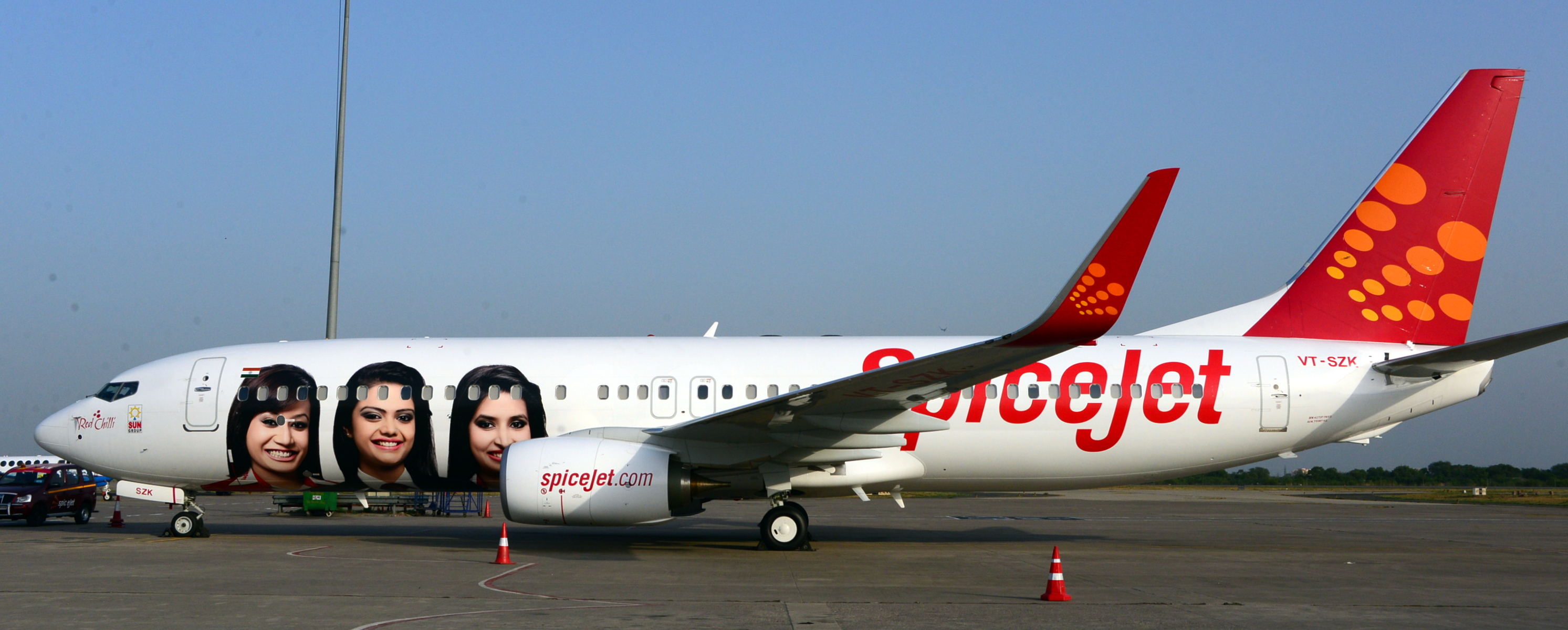 SPICEJET UNVEILS NEW BOEING WITH SPECIAL ���CREW LIVERY��� | Article.