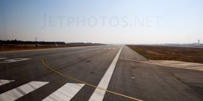 Runway 09 at Kempegowda airport, Bangalore. Image copyright Devesh Agarwal. All rights reserved. Used with permission.