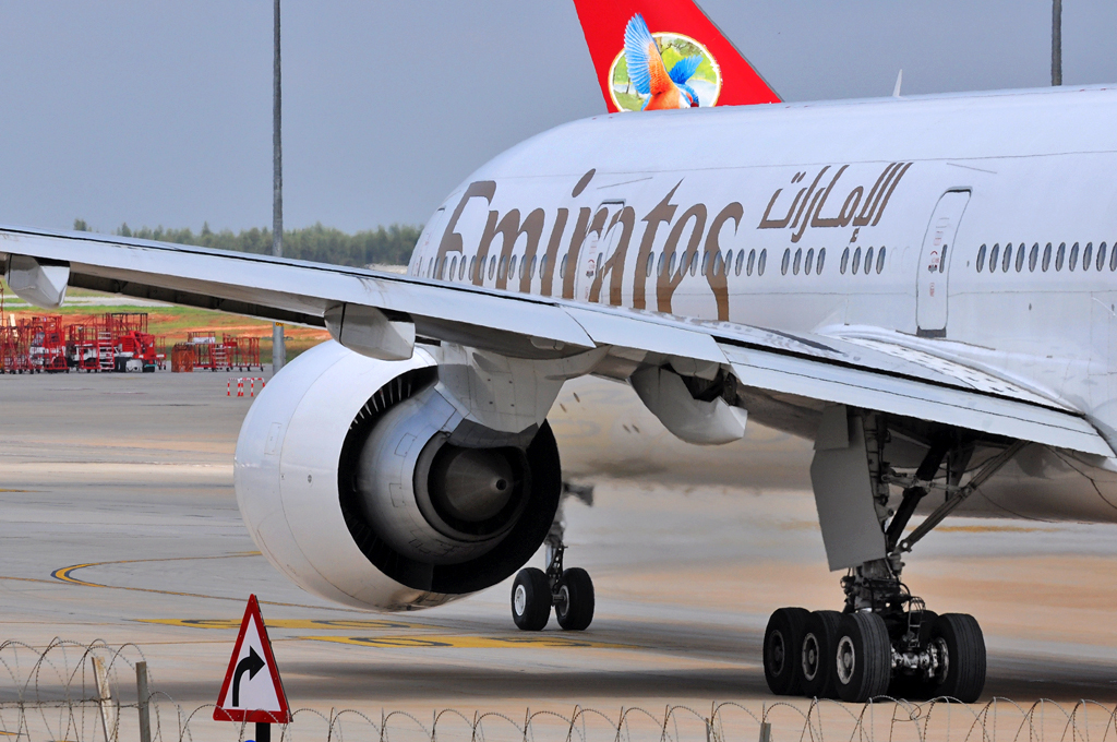 Emirates_Boeing_777-300ER_A6-EBL_GE-90-115B_engine
