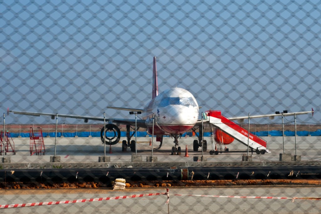 Kingfisher_A321_VT-KFW_Stripped