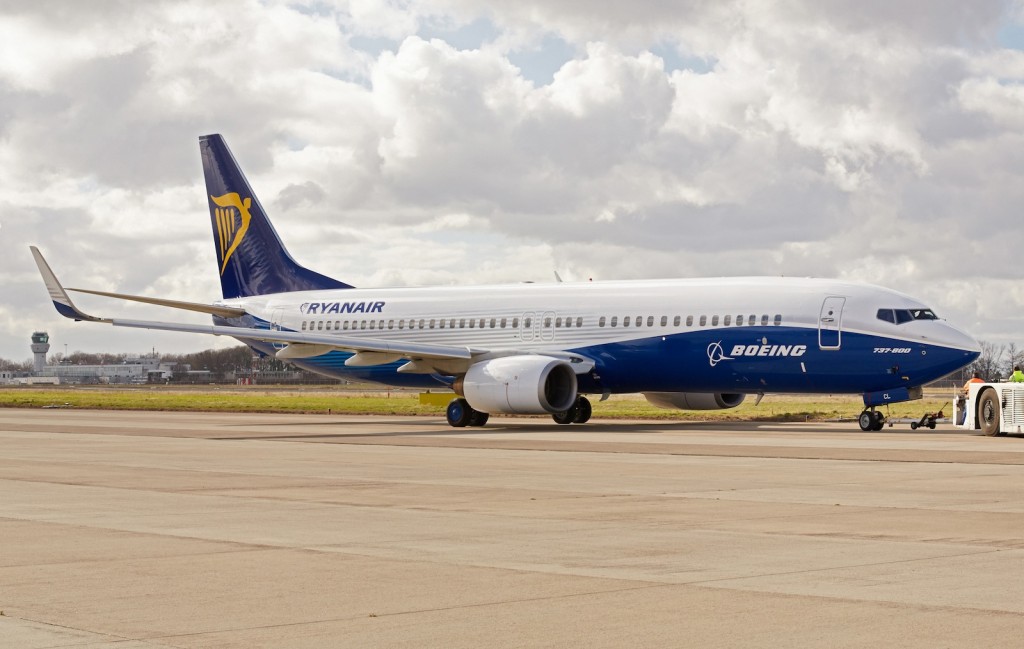 Ryanair_Boeing 737-800WL in special hybrid livery.