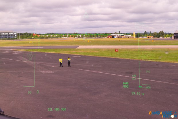 Pilot's view of the heads up display (HUD) on the Boeing 787-9 N789EX