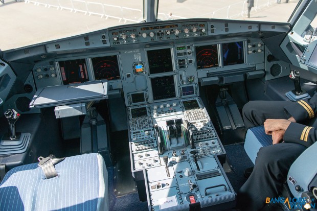 Cockpit overview of Qatar Airways A320.