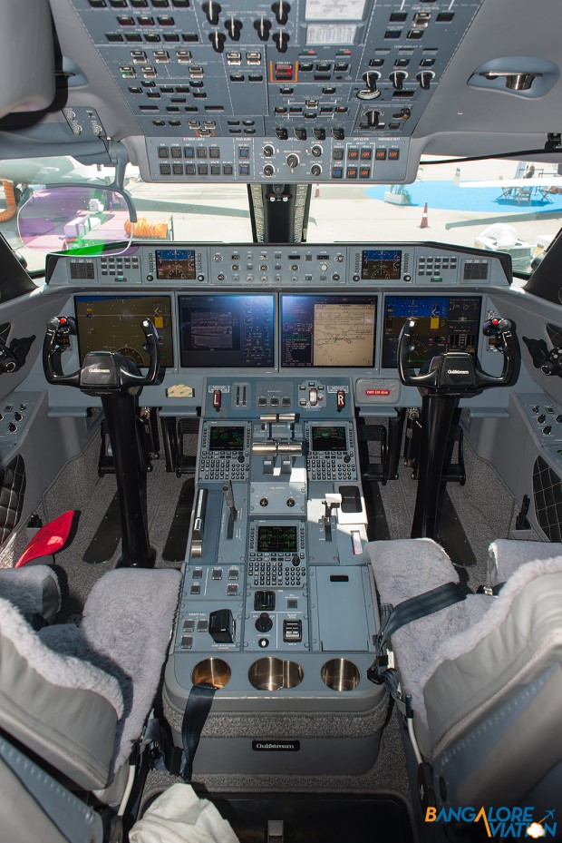 Overview of the cockpit on the Gulfstream G650.