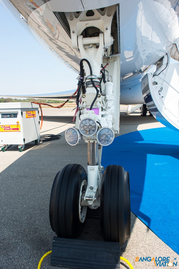 Nose Landing Gear. Gulfstream G650 N650GD.