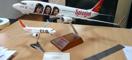 SpiceJet VT-SZK Red Chilli collector's edition scale models 1:100 plastic and 1:200 metal.