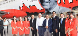 S Ramadorai, Ratan Tata, Tony Fernandes and Mitu Chandilya with AirAsia staff