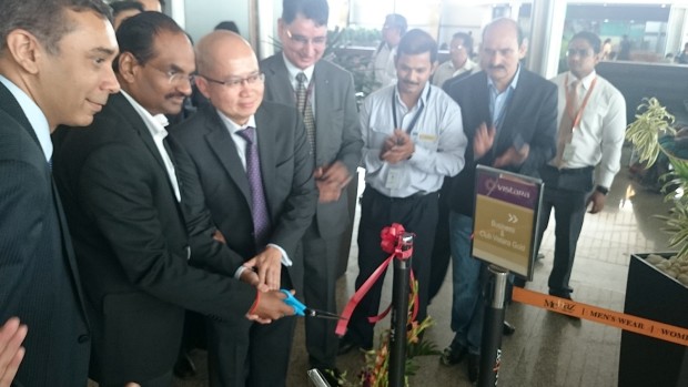 Vistara and GHIAL CEOs Yeoh and Kishore inaugurate the Hyderabad to New Delhi flight.