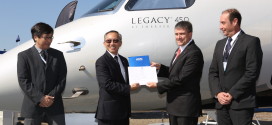 Marco Túlio Pellegrini, President & CEO da Embraer Executive Jets receives Legacy 450's type certification from Dino Ishikura, ANAC's Airworthiness Superintendent.