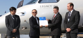 Marco Túlio Pellegrini, President & CEO da Embraer Executive Jets receives Legacy 450's type certification from Dino Ishikura, ANAC's Airworthiness Superintendent.