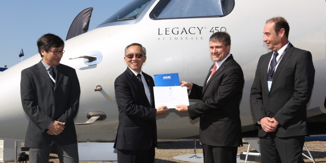 Marco Túlio Pellegrini, President & CEO da Embraer Executive Jets receives Legacy 450's type certification from Dino Ishikura, ANAC's Airworthiness Superintendent.