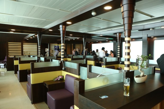 Vistara Lounge, New Delhi with space and charging points