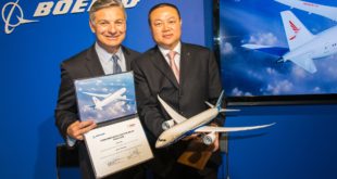 Boeing CEO Ray Conner and Ruili Airlines Chairman Ma Zhanwei hold up the commemorative purchase certificate.
