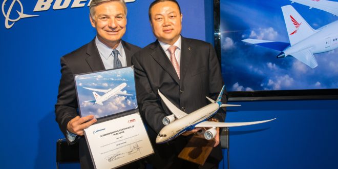 Boeing CEO Ray Conner and Ruili Airlines Chairman Ma Zhanwei hold up the commemorative purchase certificate.