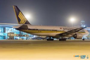 Singapore Airlines 9V-SQJ Boeing 777-200.