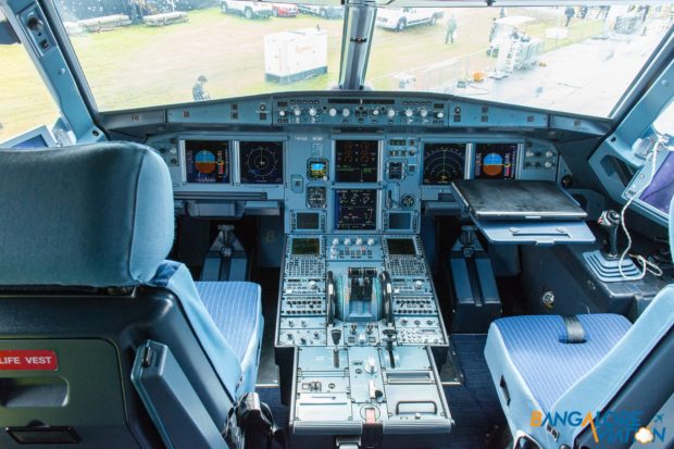 a7-cja_qatar_airways_airbus_a319lr_cockpit_eglf_dsc_0281_1920px_wm