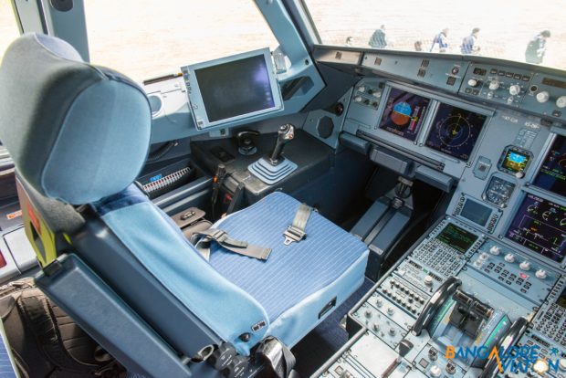 a7-cja_qatar_airways_airbus_a319lr_cockpit_eglf_dsc_0284_1920px_wm