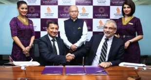 Sanjiv Kapoor, Chief Strategy & Commercial Officer, Vistara (seated right) and Leonard Louis Arul, Vice President – Partnerships & International Relations, Singapore Airlines (seated left), signed the Codeshare Agreement in Gurugram, India, in the presence of Phee Teik Yeoh, Chief Executive Officer, Vistara (centre). Accompanying them are Vistara cabin crew Purnima Sharma (left) and Shivangi Singh (right).